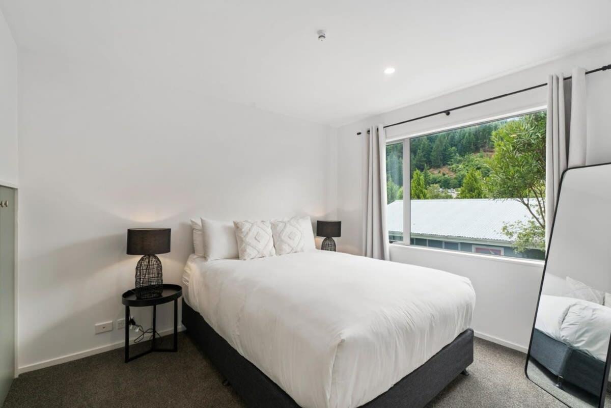 Central Queenstown Luxury Extérieur photo